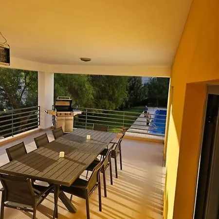Grand Avec Terrasse Au Calme Sur Jardin Et Piscine Apartamento