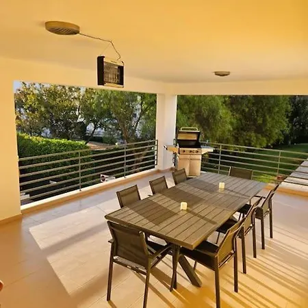 Grand Avec Terrasse Au Calme Sur Jardin Et Piscine *