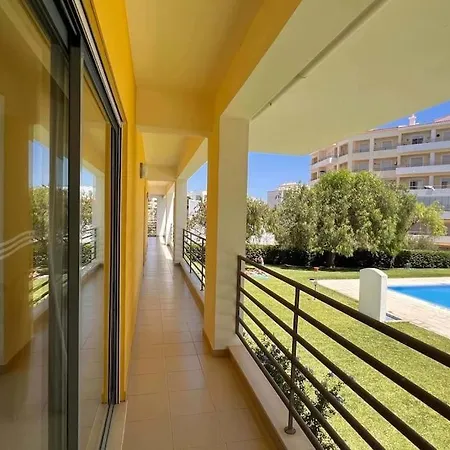 Grand Avec Terrasse Au Calme Sur Jardin Et Piscine *